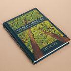 Titel: "A Forest Language", Illustration von Bäumen mit dichtem grünen Blätterdach auf dem Buchcover.
