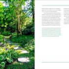 Links: Pfad durch grünen Wald mit lila Blumen. Rechts: Text über Gärten und Mikroklima. Oben: Seite 71.
