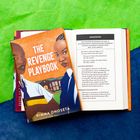 Buchtitel: "The Revenge Playbook" von Rimma Onoseta. Buchumschlag mit zwei gezeichneten Figuren und einem Schulgebäude.