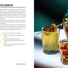 "The Pickleback. Ein Rezept mit Whiskey und Gurkensaft. Ein Glas Whiskey, ein Glas Gurkensaft und ein Glas Bier sind abgebildet."