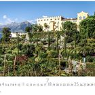 Schloss Trautmannsdorf vor Alpenlandschaft mit üppigen Gärten. Kalender mit Monats- und Tageszahlen unten.
