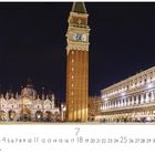 Text: "Piazza San Marco", darunter Kalenderdaten; Bild einer beleuchteten, historischen Platzansicht bei Nacht.