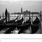 Riva degli Schiavoni, 7. Gondeln auf ruhigem Wasser, im Hintergrund eine Kirche mit Turm.