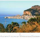 "Cefalù" oben, Monat Juli unten, Küstenstadt mit Bergen im Hintergrund, im Vordergrund Pflanzen und Meer.