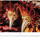 Zwei maskierte Figuren mit langen, geschnabelten Masken und bunten Federn, darunter ein Kalendarium mit Zahlen.