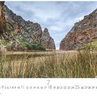 "Torrent de Pareis". Unten Zahlen 1-31, CASA-RES EDITION. Schlucht mit Felsen, schmaler Fluss, hohes Gras im Vordergrund.