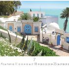 "Tunis, Sidi Bou Said." Mediterraner Ort mit weißen Häusern, blauen Türen, Palmen, Blumen und Meeresblick.