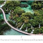 Text: "Plitvizer Seen", "CASARES EDITION", Monatsdarstellung mit Zahlen. Ein hölzerner Steg schlängelt sich über türkisfarbenes Wasser.