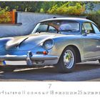 "Porsche 356", "CASARES EDITION" und Kalenderzahlen darunter; silbernes, klassisches Auto vor einer Mauer mit Pflanzen.