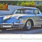 "Porsche 356" auf einem Kalenderblatt mit silbernem Auto vor Gartenmauer. Zahlenreihe darunter: 1 bis 31, Monat: 7.