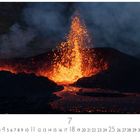Text: „Vulkan Island“, „7“. Ein Vulkan bricht aus, leuchtende Lava spritzt in die Nachtluft.