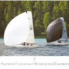 Zwei Segelboote mit großen Segeln auf einem See, im Hintergrund ein dichter Wald. Darunter ein Kalendarium mit Zahlen.
