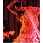 CASARES EDITION. Unten Kalender für Juli. Frau in Flamenco-Kleidung tanzt leidenschaftlich, Gitarrist links mit Gitarre.