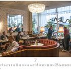 „Café Gerstner“ steht unten links. Eine gemütliche Café-Atmosphäre mit Menschen an Tischen, nostalgischer Einrichtung und Kronleuchter.