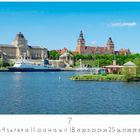 "Stettin". Eine malerische Küstenszene mit historischen Gebäuden, einem Schiff und viel Grün entlang des Wassers.