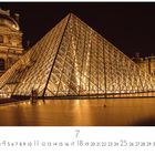 Louvre. Zahl 7. Kalenderdaten vom 1 bis 31. Beleuchtete Glaspyramide vor historischem Gebäude bei Nacht.