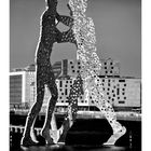 Unter dem Titel "Molecule Man" sind zwei durchbrochene Figuren zu sehen, die sich berühren; unterhalb ist ein Kalender für Juli.