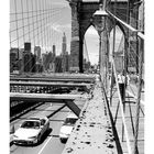 Text unten: "Brooklyn Bridge", Kalender für Juli. Schwarz-weißes Foto der Brücke mit Autos und Menschen.