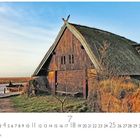 "Wikingerhaus", darunter ein Kalender für den Monat Juli. Ein traditionelles Haus mit Strohdach am Flussufer.