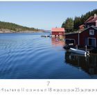 Text: "See in Mittelschweden."
Ein ruhiger See mit roten Häusern am Ufer, ein kleines Boot im Wasser.