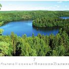Text: „Land der tausend Seen“. Kalender mit Bild eines Sees, umgeben von dichten Wäldern unter blauem Himmel.
