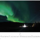 „CASARES EDITION“, Zahlen 1–31, Nummer 7 groß. Die Nordlichter erhellen einen dunklen Himmel über einer beleuchteten Kirche.