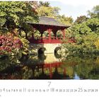 Zahlenbereich von 1 bis 31, darunter die Zahl 7 hervorgehoben. Darunter japanischer Garten mit rotem Pavillon und Wasser.