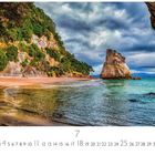Text: "Cathedral Cove". Kalenderseite mit Meeresbucht, Felsen und bewölktem Himmel. Sandstrand und türkisfarbenes Wasser.