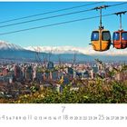 Seilbahn San Cristobal Berg. Kalender für Juli mit Stadtszene, Bergen im Hintergrund und Seilbahn-Gondeln im Vordergrund.