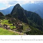 Machu Picchu-Ort mit Bergen im Hintergrund, Kalenderblatt für den Monat Juli mit nummerierten Tagen.