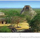 Text: "Ruinen von Uxmal". Eine steinerne Pyramide und alte Gebäude, umgeben von grüner Vegetation. Es wirkt historisch und ruhig.