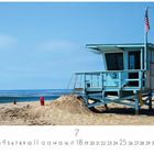 "L.A. Beach" steht links unten. In der Mitte ist ein Kalenderblatt für Juli mit einer kalifornischen Rettungsstation am Strand.