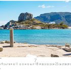 Kos, Agios Stefanos Beach. Juli-Kalender. Antike Säulen an einer Küste, im Hintergrund ein Felsen mit kleinem Gebäude.