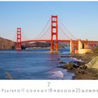 Golden Gate Bridge. Casares Edition Kalender mit dem Datum 1 bis 31. Rote Brücke vor blauem Himmel und Meer, mit felsiger Küste.