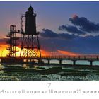 Leuchtturm Obereversand, Sonnenuntergang am Meer mit Wolken, davor ein Steg und Marschlandschaft bei Flut.