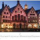 "Römer", "CASARES EDITION", Kalender mit Monatsübersicht, Abendbeleuchtung auf historischem Fachwerkgebäude in Stadtplatz.