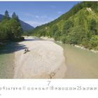 "Oberes Isartal" steht oben links. Eine klare grüne Flusslandschaft, umgeben von dicht bewaldeten Hügeln und blauem Himmel.
