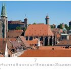 Nürnberg, Panorama. Kalender mit Zahlen von 1 bis 31. Ziegelbedeckte Dächer und historische Gebäude im Hintergrund.