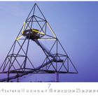 Text: "Bottrop, Tetraeder" und "CASARES EDITION". Es zeigt eine metallische Pyramidenstruktur bei Dämmerung. kalenderartig.
