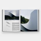 Text über Architekturdesign mit skizzenhaften Zeichnungen. Großes Foto eines geschwungenen, modernen Gebäudes neben einem Wald.