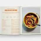 Rezept für "Spiced Fish with Vegetables". Links Text mit Zutaten und Zubereitung, rechts Foto von Fischgericht in gelbem Topf.