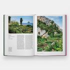 "Mirazur, Menton, Alpes-Maritimes, France, Mauro Colagreco." Ansicht eines Gartens mit Meer und Bergen.