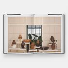 Text oben: "BOTANICA | 3030". Unten: verschiedene Vasen auf Regalen, Hintergrund mit Pflanzen und Spiegel.