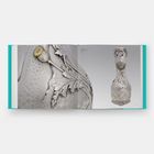 Links: "3 Drücker für die Decke". Rechts: Vase mit floralen Mustern und feinen Details in Silber und Goldfarben.