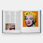 Text über Andy Warhols "Shot Orange Marilyn, 1964", rechts Pop-Art-Bild von Marilyn Monroe mit orangenem Hintergrund.