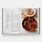 Rezeptüberschrift: "POLLO AL SUGO CON I 'ROCCHINI'". Links englisches Rezept. Rechts Hähnchenschenkel in Tomatensauce und frittiertes Gebäck.