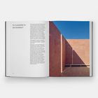 Links Text: "Is it possible to be timeless?" Daneben rechte Seite: Architektur mit rosa Wänden und blauem Himmel.