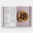 Links steht ein Rezept für Sumac-Roasted Chicken. Rechts ist ein gebackenes Hähnchengericht auf hellem Hintergrund.