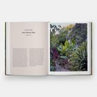 Text: Umberto Pasti, Villa Tebarek Allah, Tangier, Morocco. Linke Seite Textbeschreibung, rechte Seite Gartenfoto mit üppiger Vegetation.