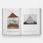 Links: Texte beschreiben Kunstwerke von Ortiz, P.S.1, Walker Art Center. Rechts: Kunstwerk von Felix Gonzalez-Torres.